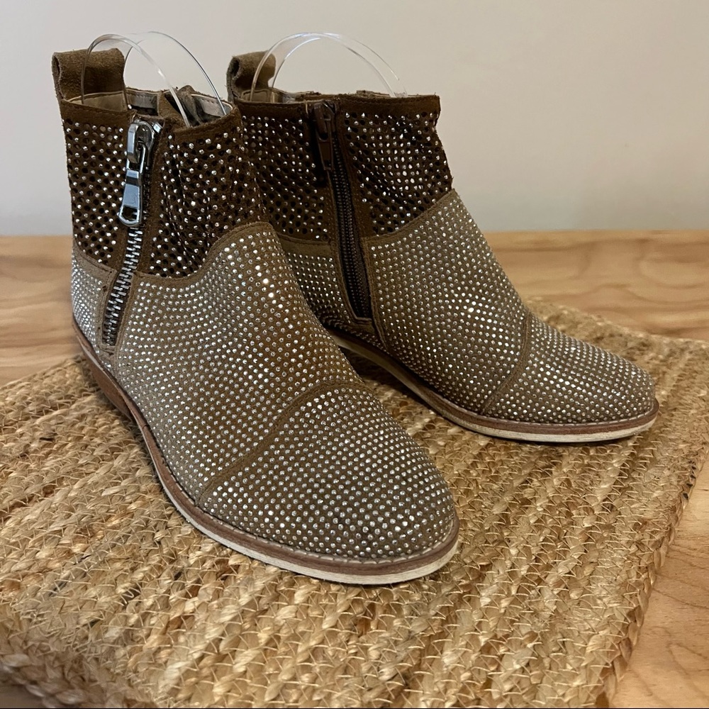 Van Eli Silver Studded Suede Ankle Boots Sz 4 Girls